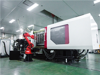 中（zhōng）空吹塑成型機及六軸取件機器人（rén）